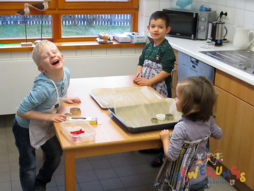 Beim Plätzchen backen - Kindergarten im Brombachtal/Odenwald