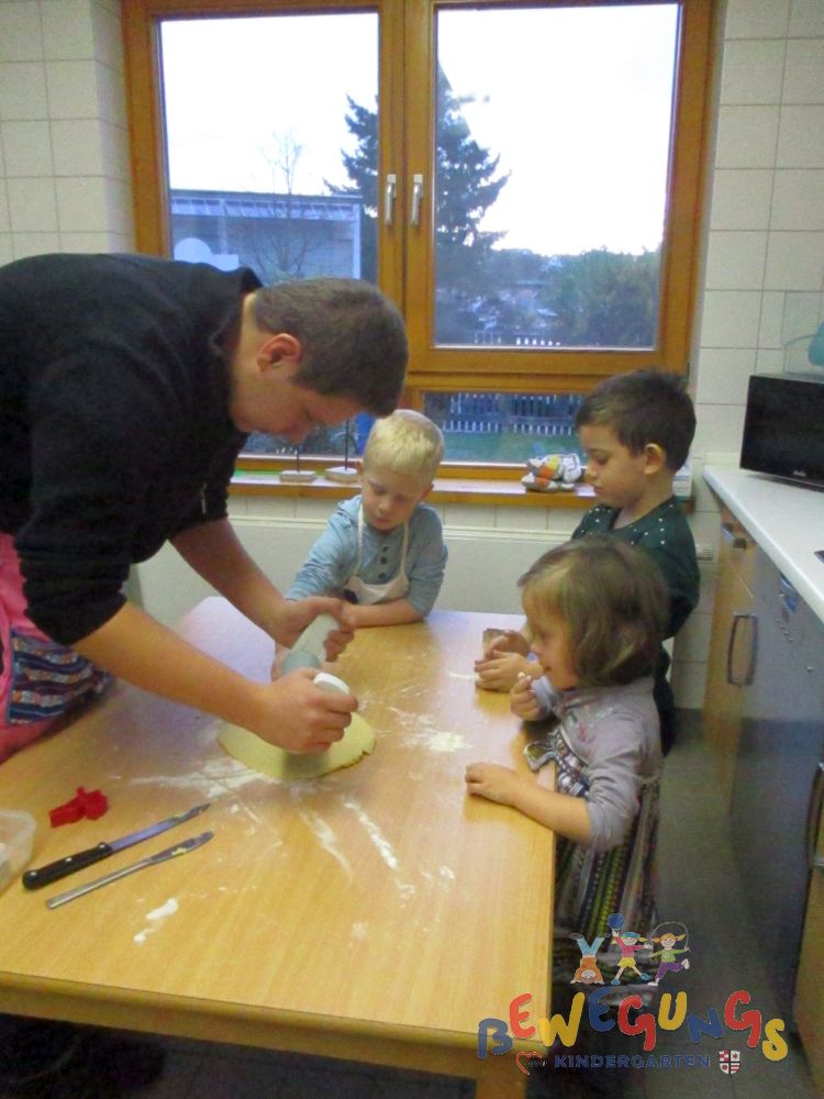 Beim Plätzchen backen - Kindergarten im Brombachtal/Odenwald