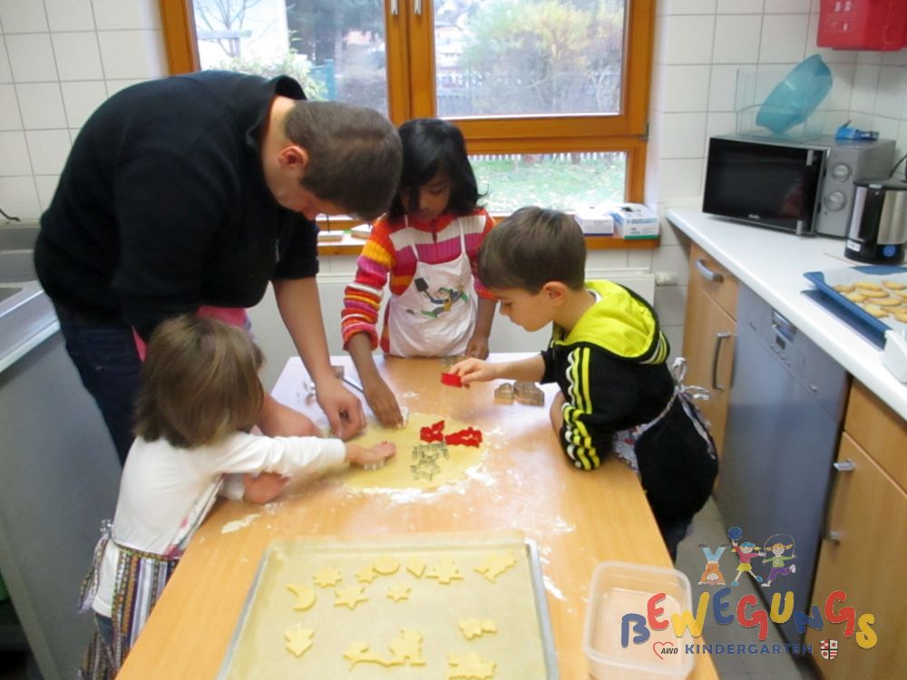 Beim Plätzchen backen - Kindergarten im Brombachtal/Odenwald