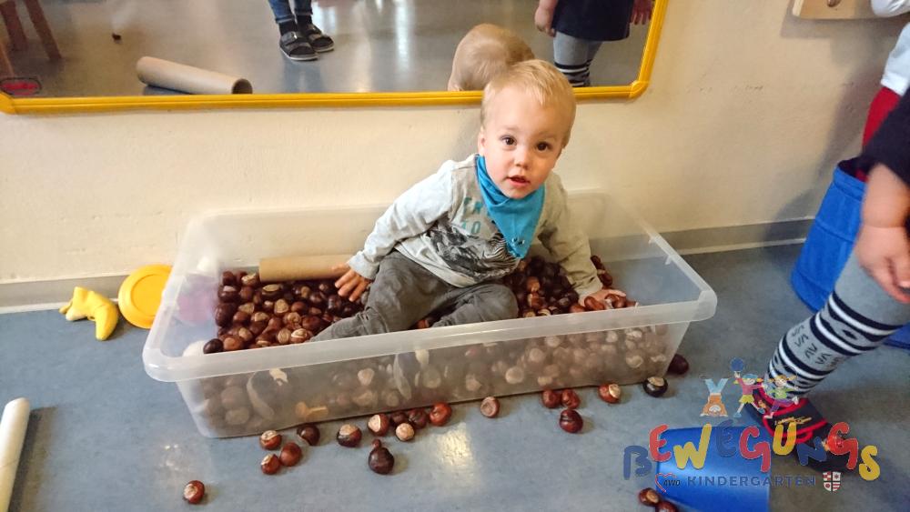Minis spielen mit Kastanien - Kindergarten im Brombachtal/Odenwald